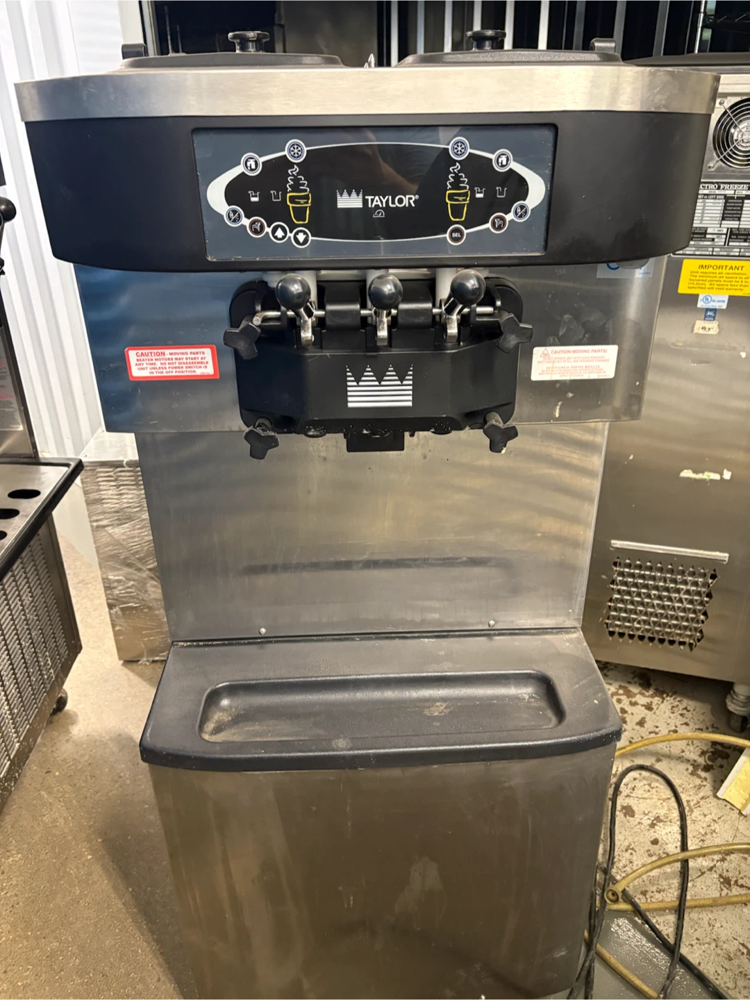 Soft serve ice cream machine