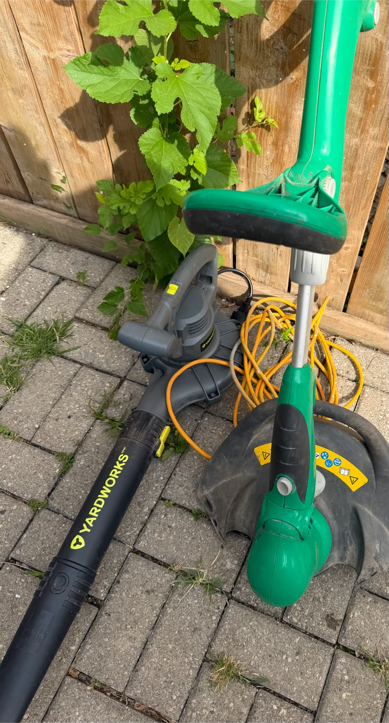 Yardworks Leaf Blower & Weed Trimmer Combo - all for 50$