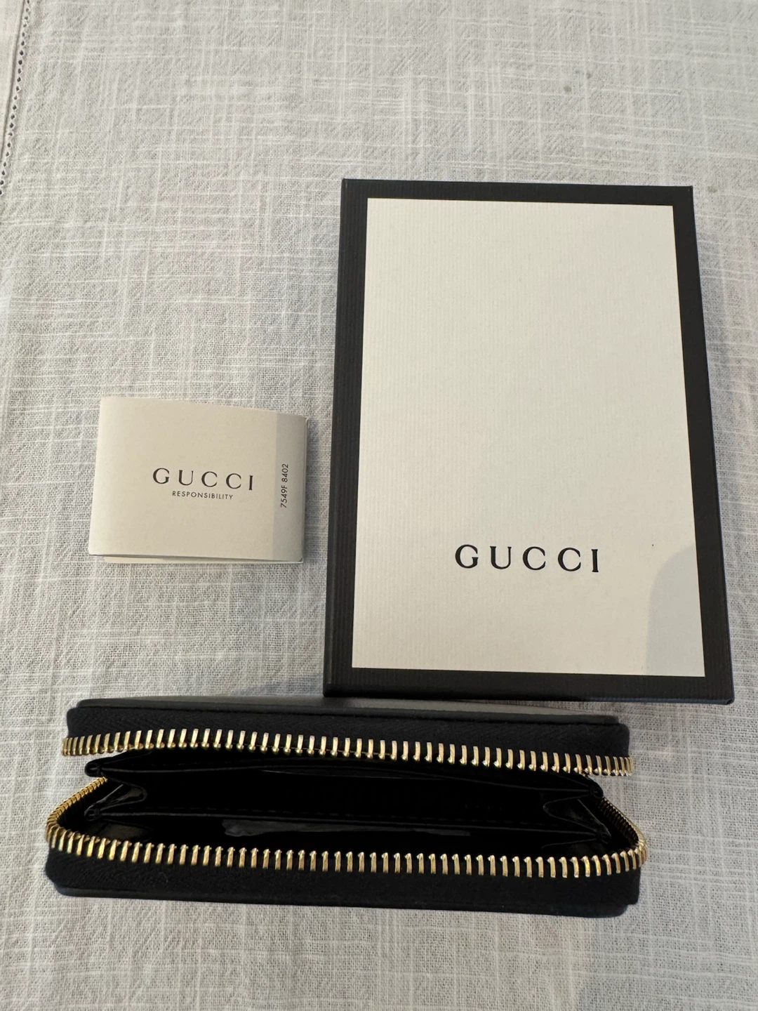 Gucci Logo Leather Zip Around Card Case Wallet - photo 2