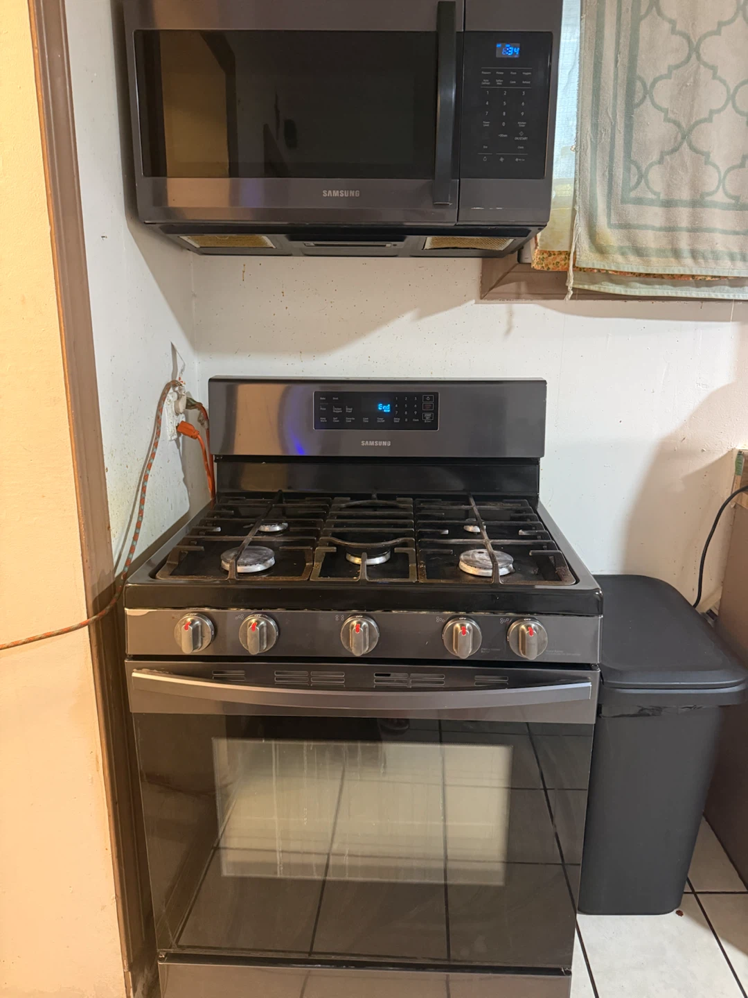 Samsung Gas Range and Microwave Set