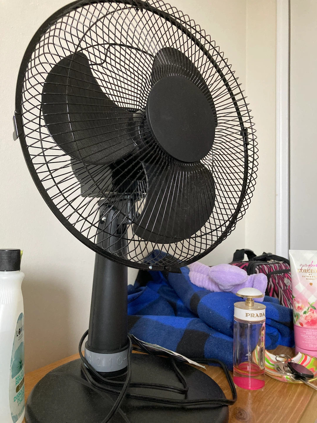 Black Oscillating Table Fan - photo 4