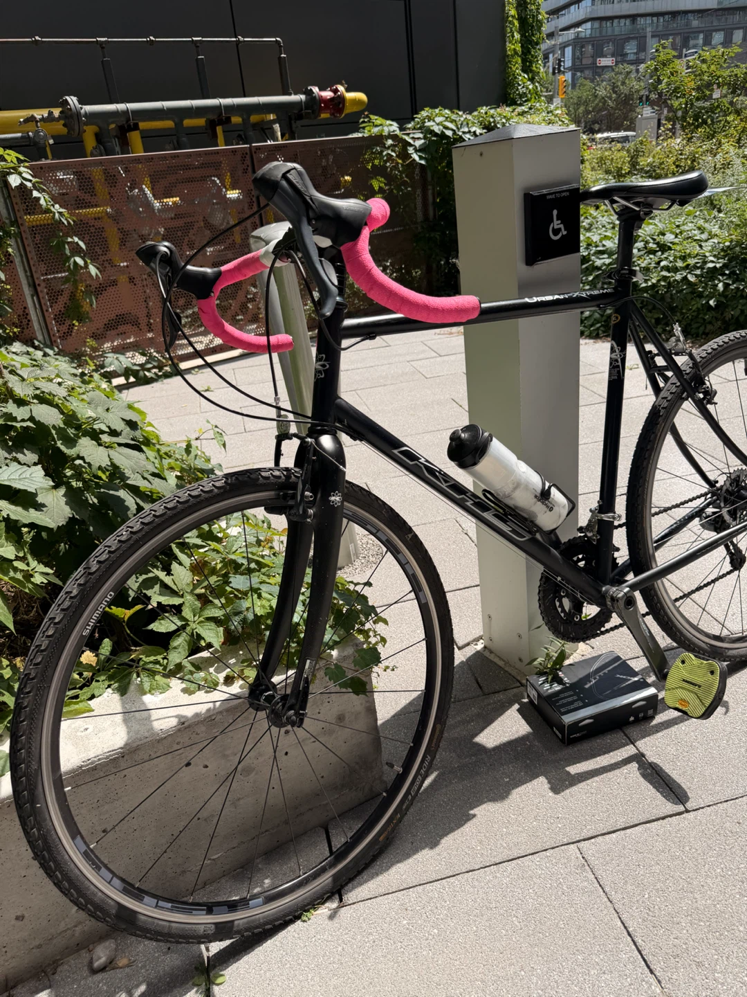 KHS Urban Xtreme 2010 Bicycle - Black with Pink Accents - photo 2