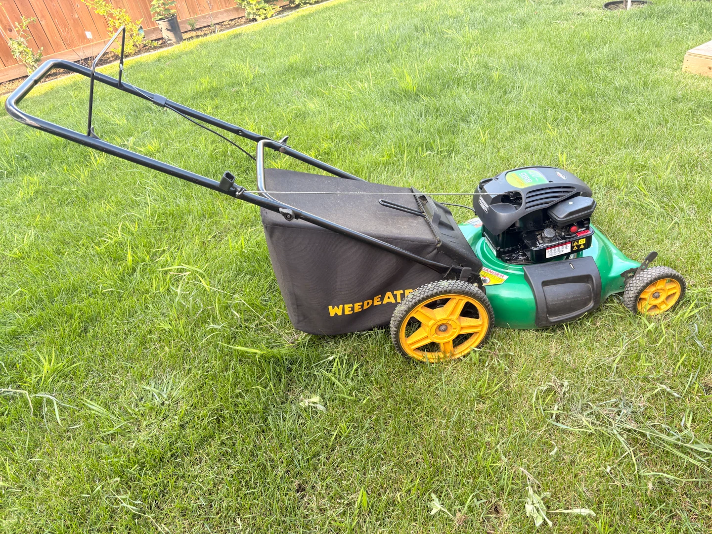 WeedEater 21" Briggs & Stratton Lawnmower(read description);$95 - photo 5