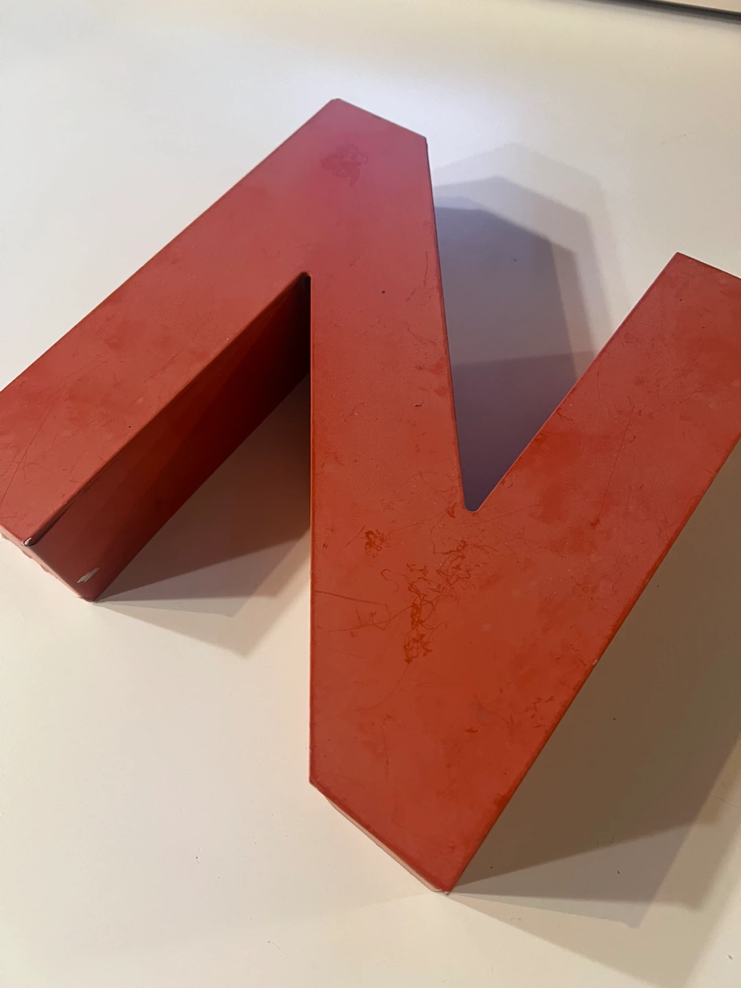 Vintage Salmon-Coloured Decorative Letter 'N' - photo 2