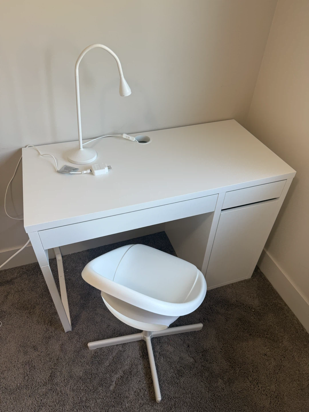 MICKE MICKE Desk + LOBERGET/SIBBEN Chair + NÄVLINGE Lamp