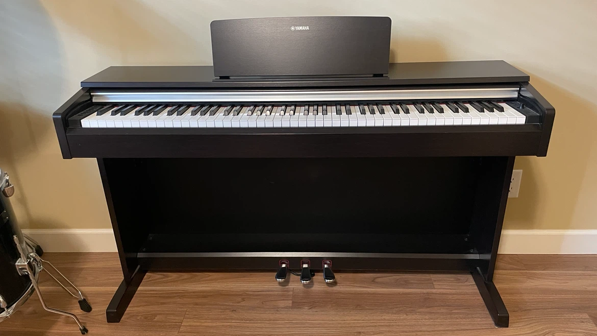 Yamaha ARIUS Digital Piano including Bench