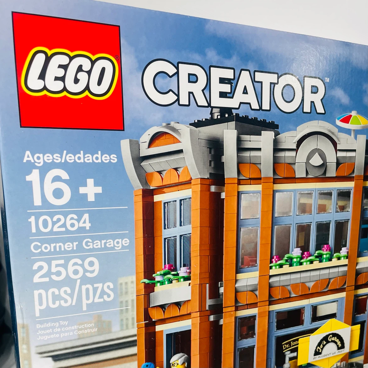 LEGO Creator Expert 10264 Corner Garage Set - photo 3