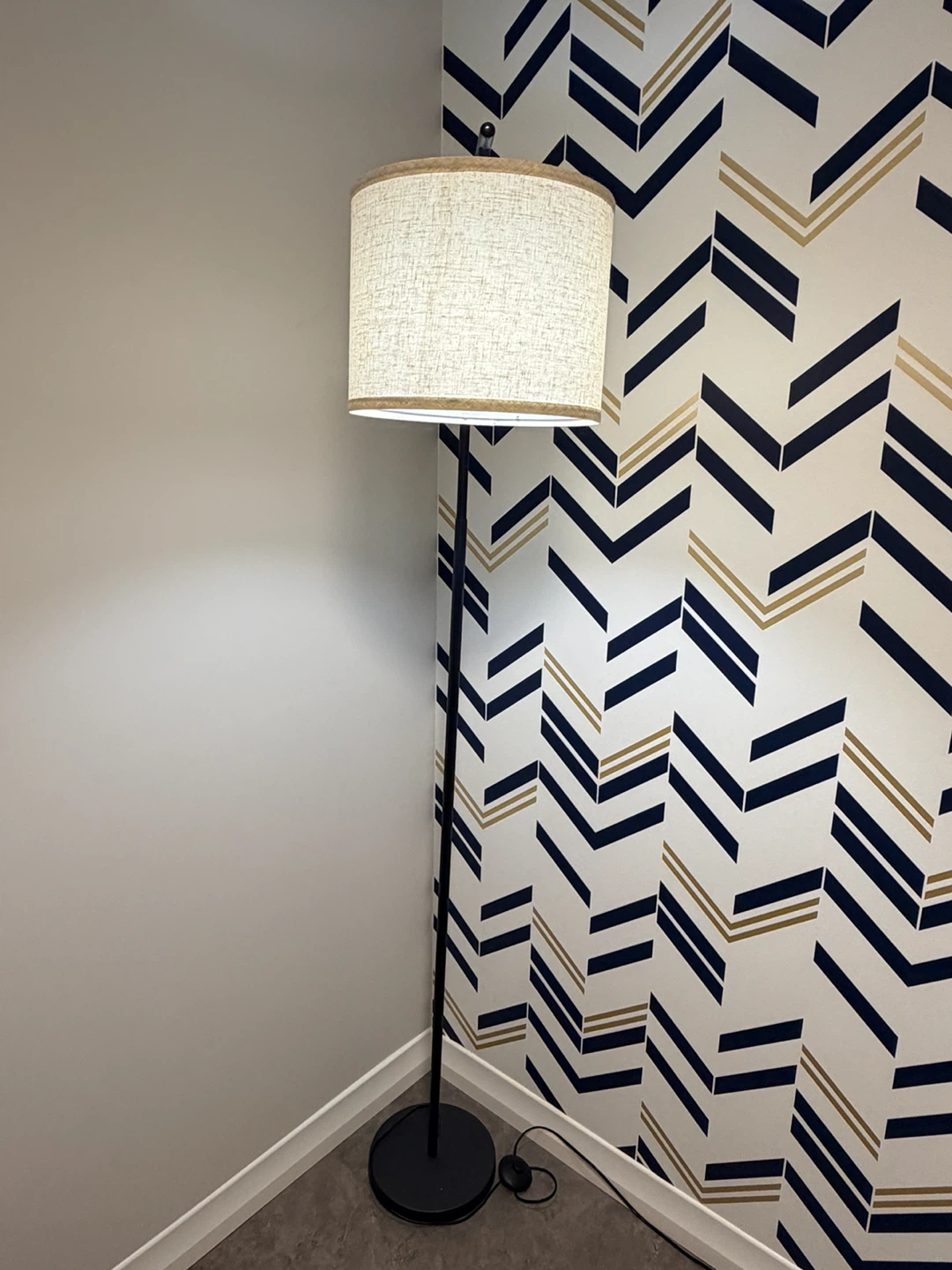 Floor Lamp with Remote Control - like new - photo 4
