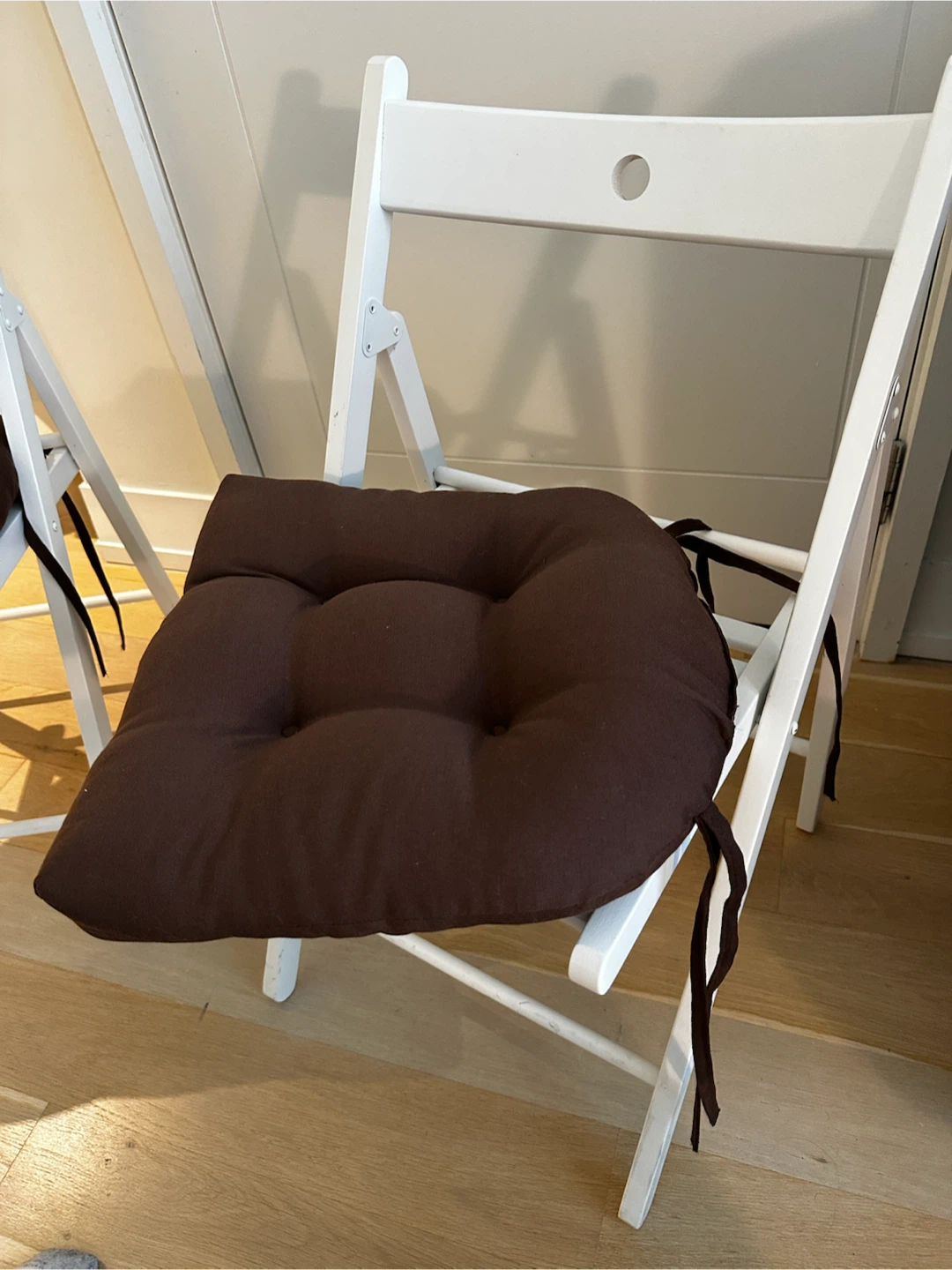 White Folding Chairs with Brown Cushions (Set of 2) - photo 3