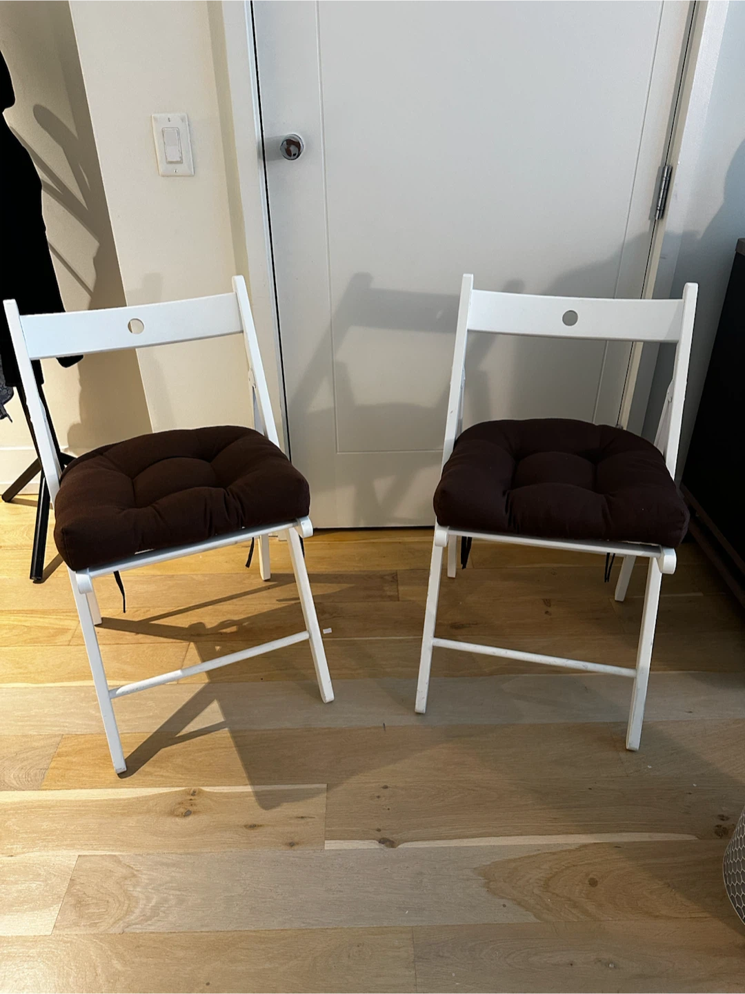 White Folding Chairs with Brown Cushions (Set of 2)