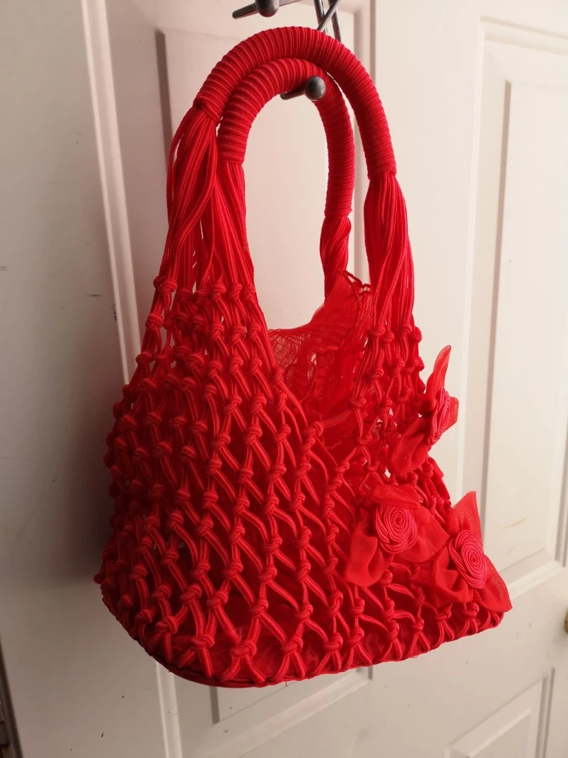 Red macrame tote bag with floral accents - photo 2