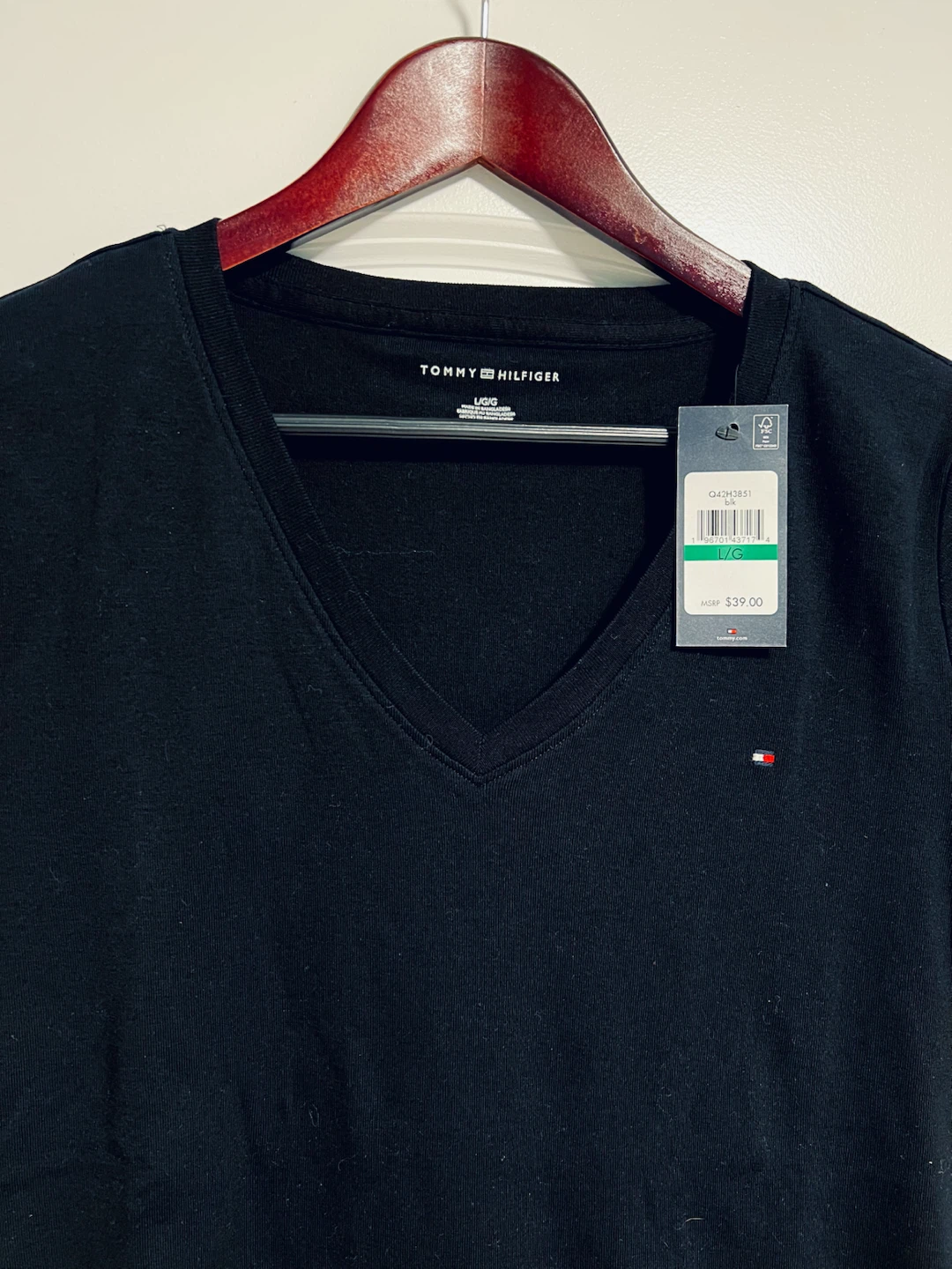 New Tommy Hilfiger V-neck Classic Women’s T-Shirt Size L - photo 3