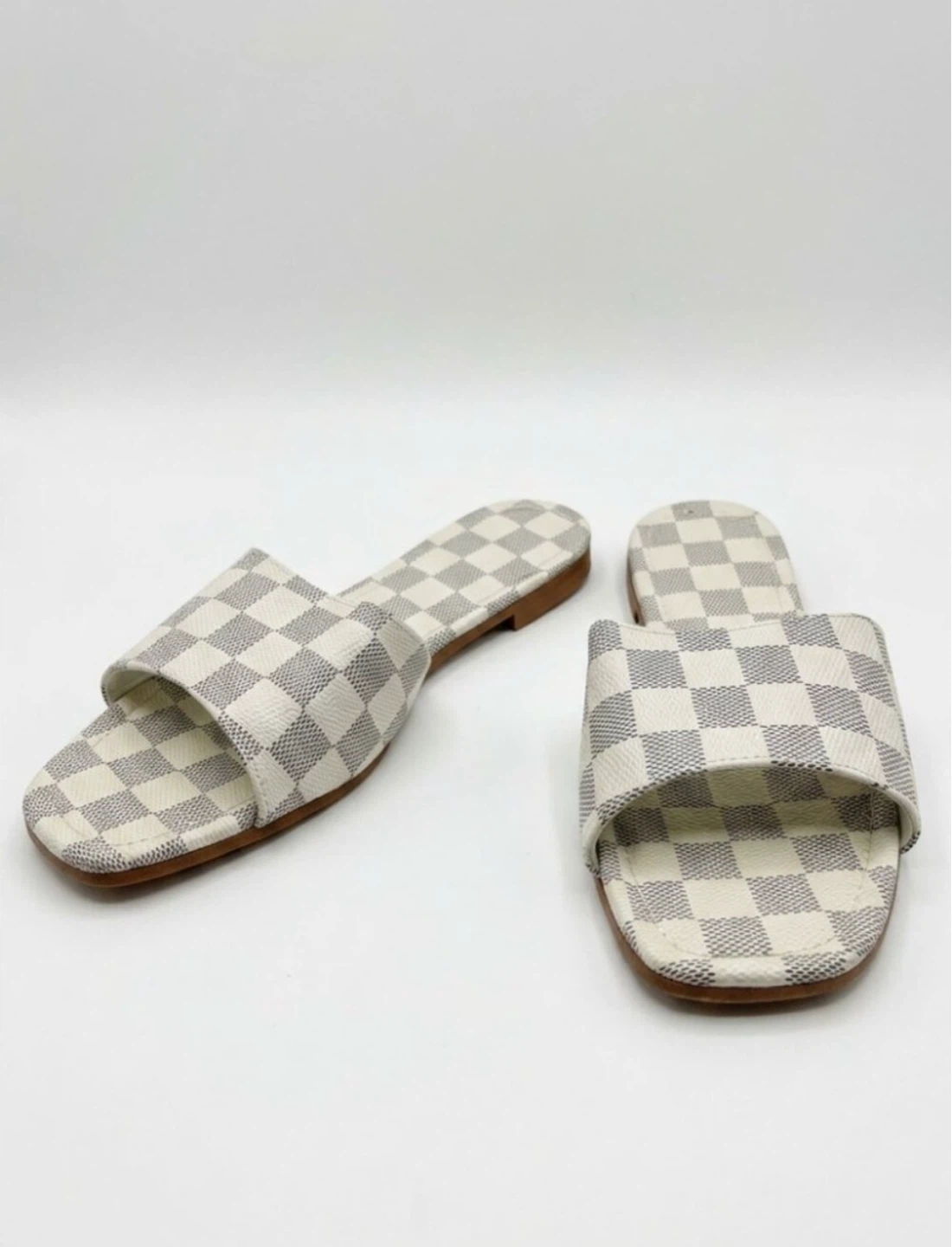 NWT Women’s Checkered Sandals - Size 7