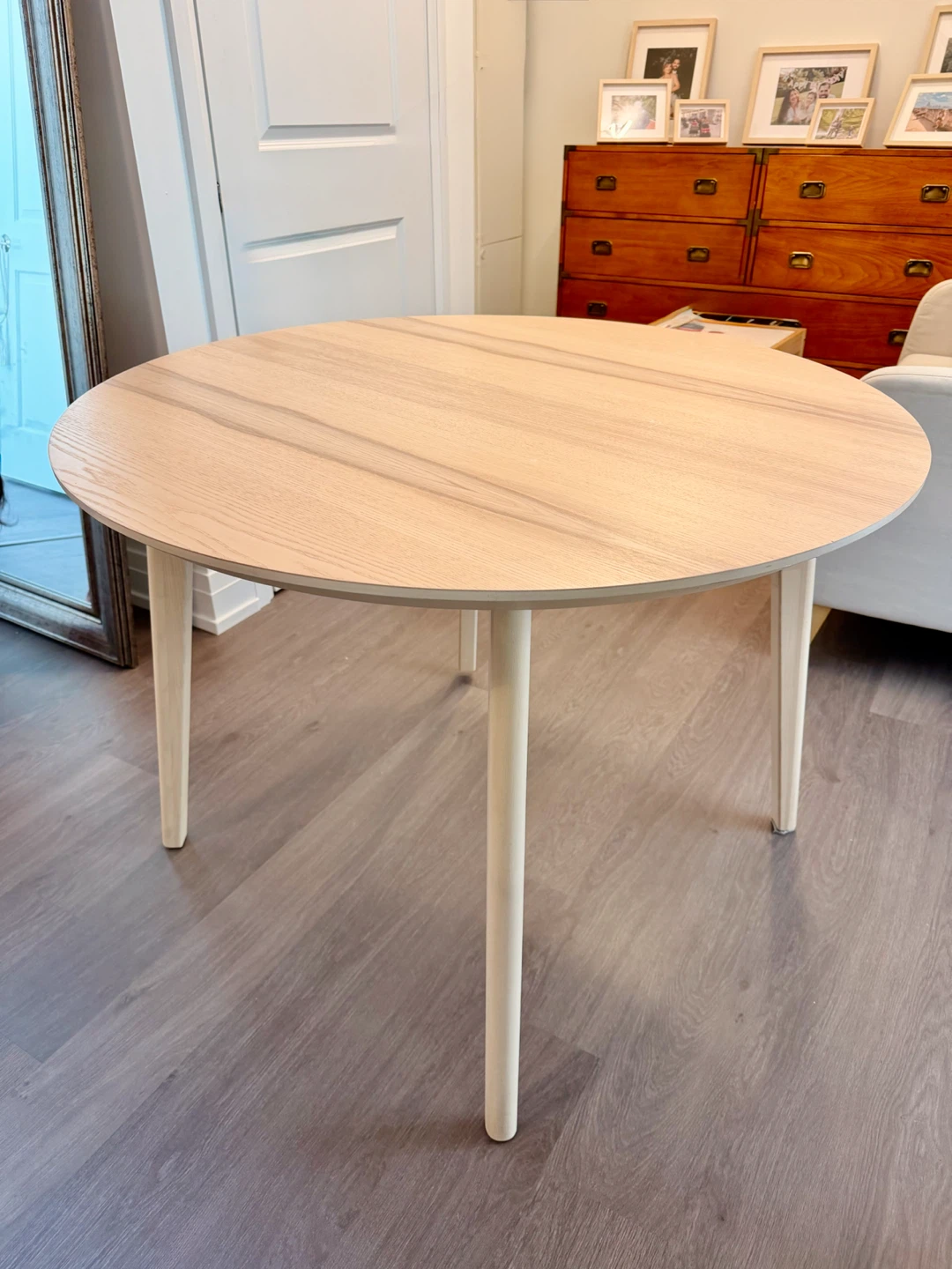 IKEA dinning Table LISABO ash veneer 105cm (41 3/4”)