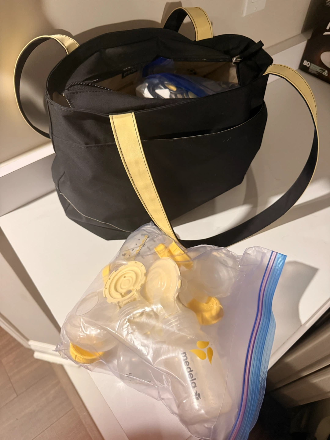 Medela Freestyle Breast Pump with Tote Bag and Accessories