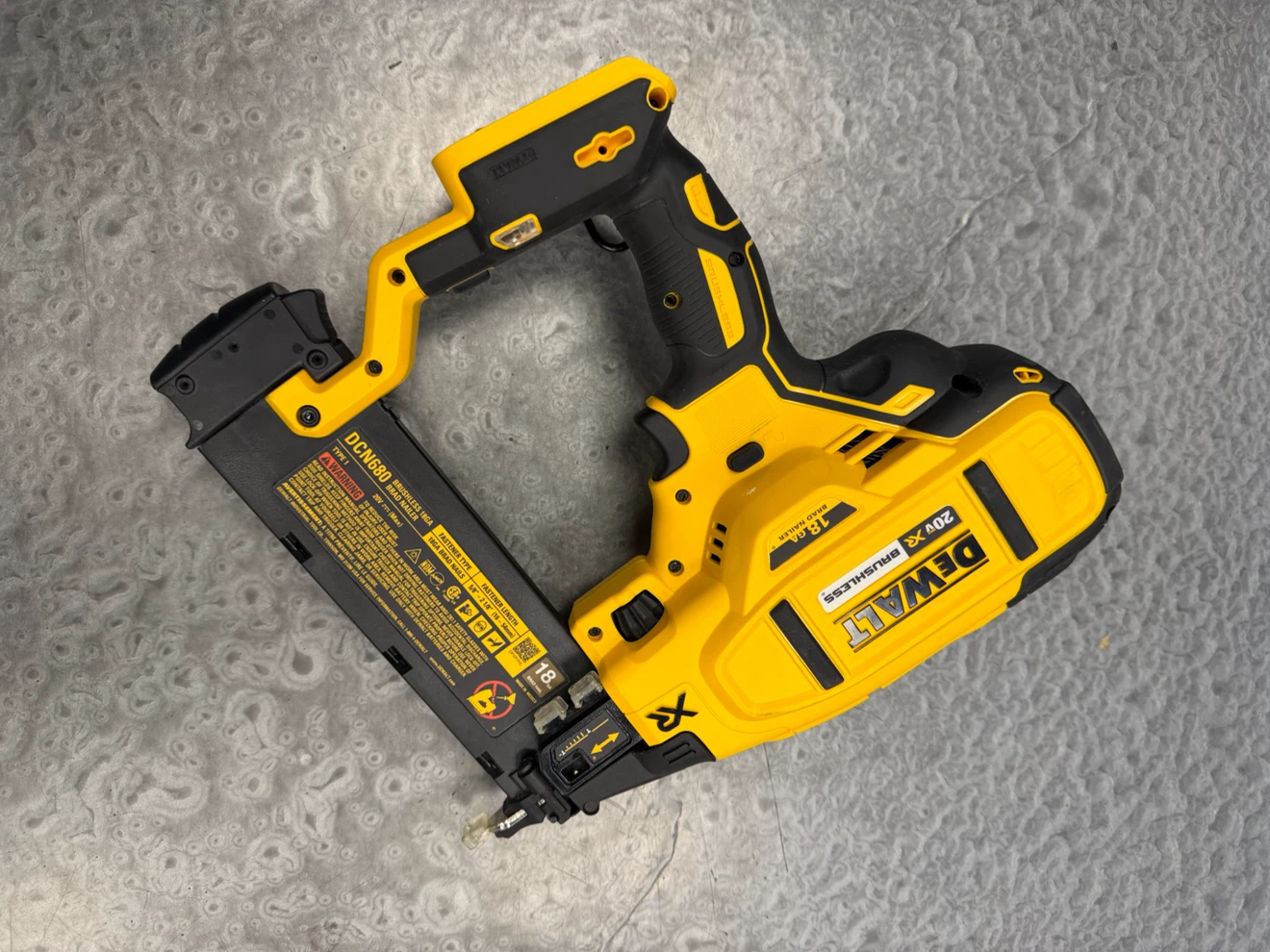 DEWALT 20V MAX XR Cordless Brushless 18-Gauge Brad Nailer DCN680 - photo 2