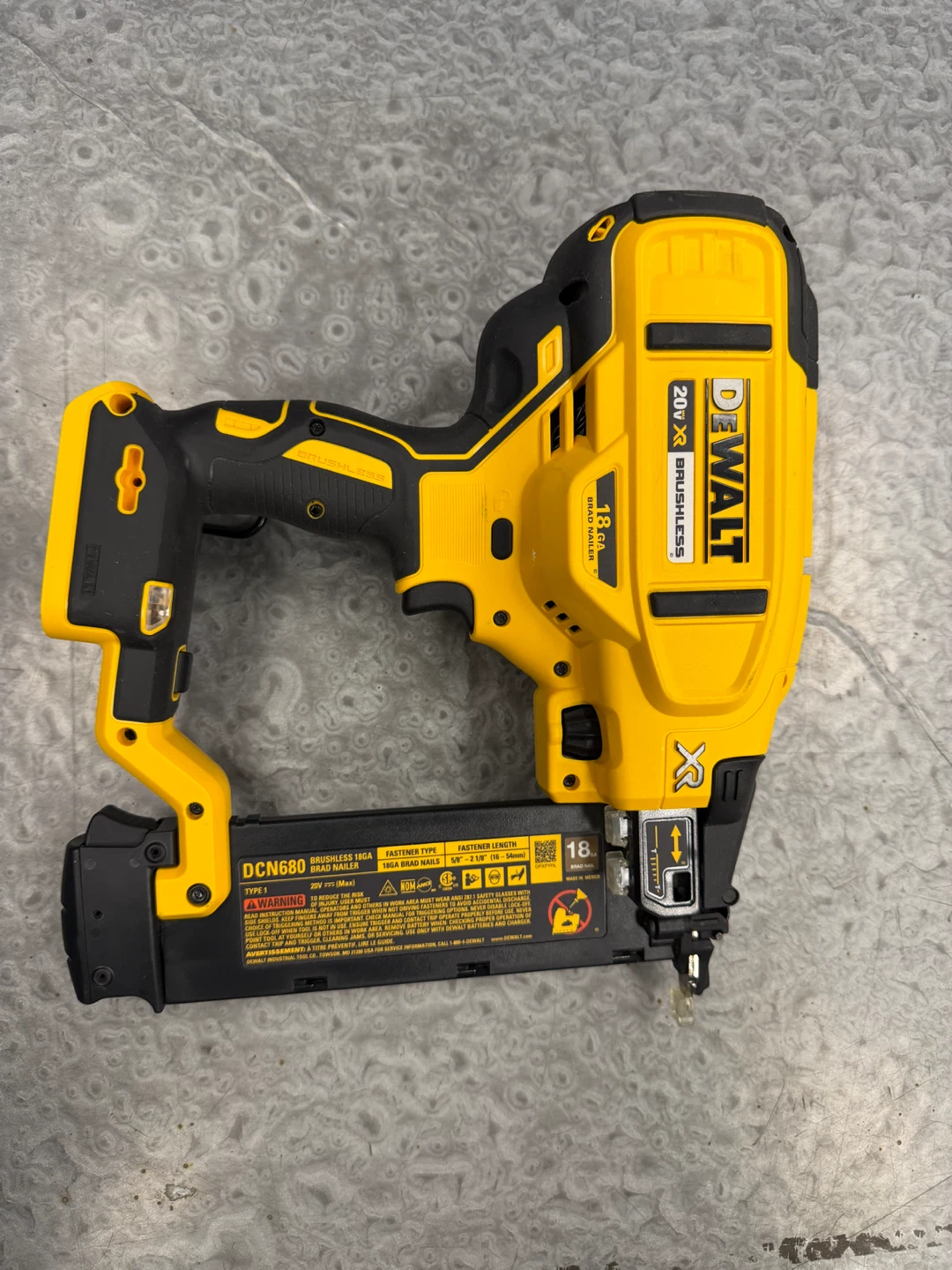 DEWALT 20V MAX XR Cordless Brushless 18-Gauge Brad Nailer DCN680 - photo 5