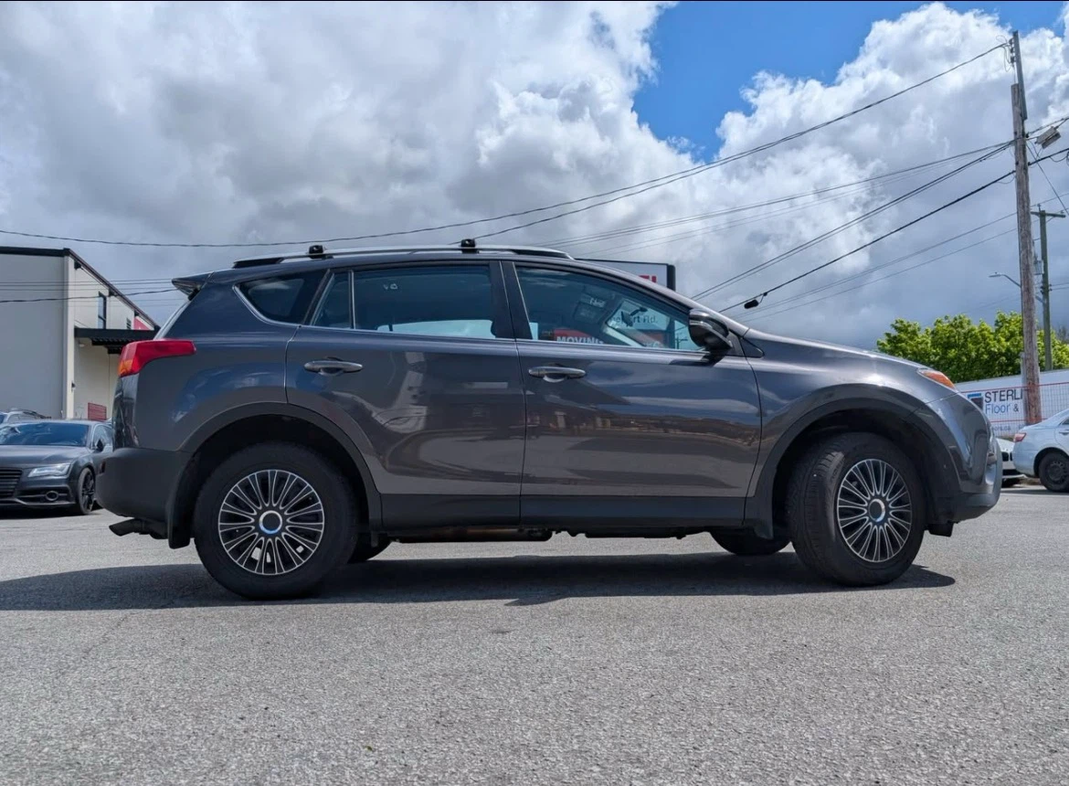 Toyota RAV4 LE - photo 2