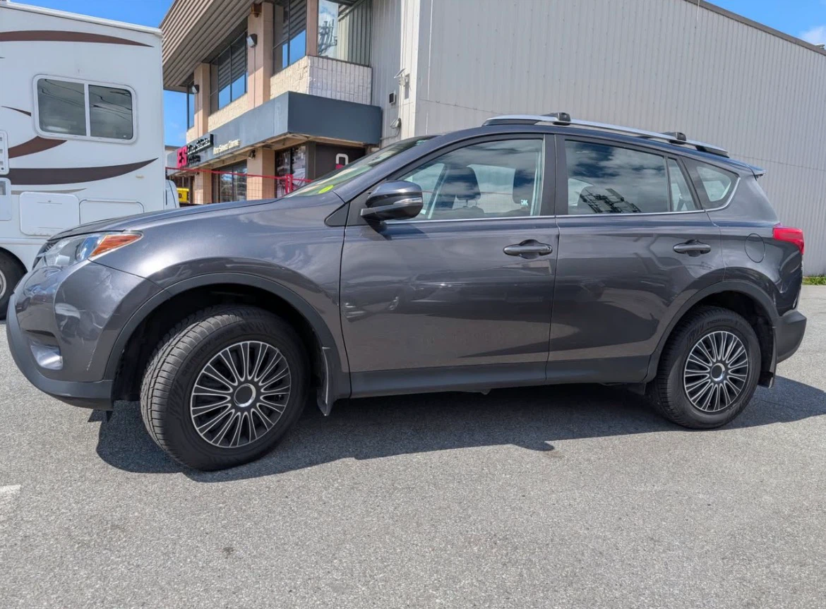 Toyota RAV4 LE - photo 3