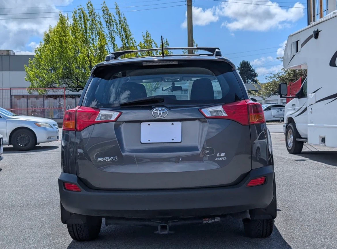 Toyota RAV4 LE - photo 5