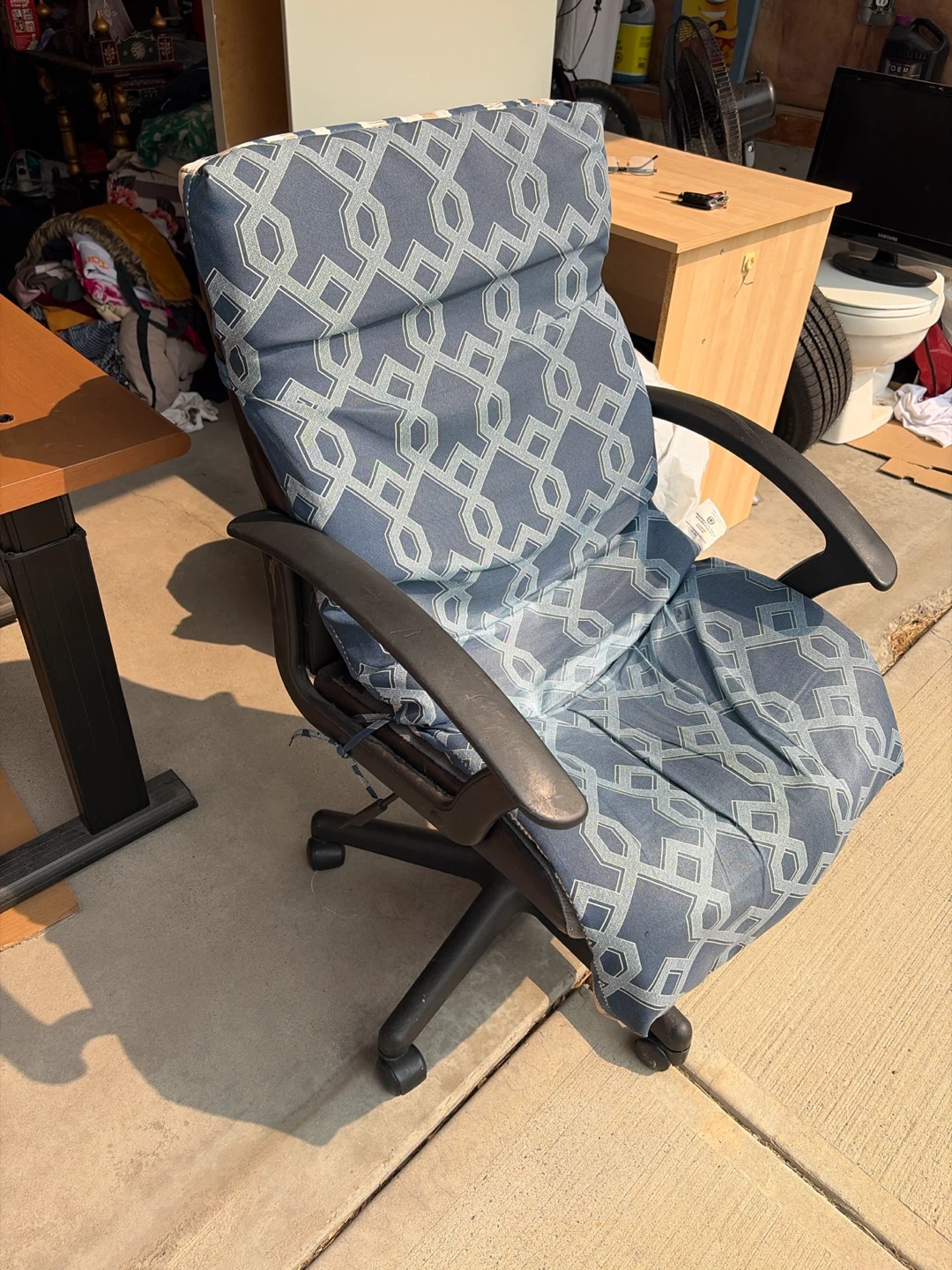 Office Chair with Blue Geometric Pattern Cushion - photo 2