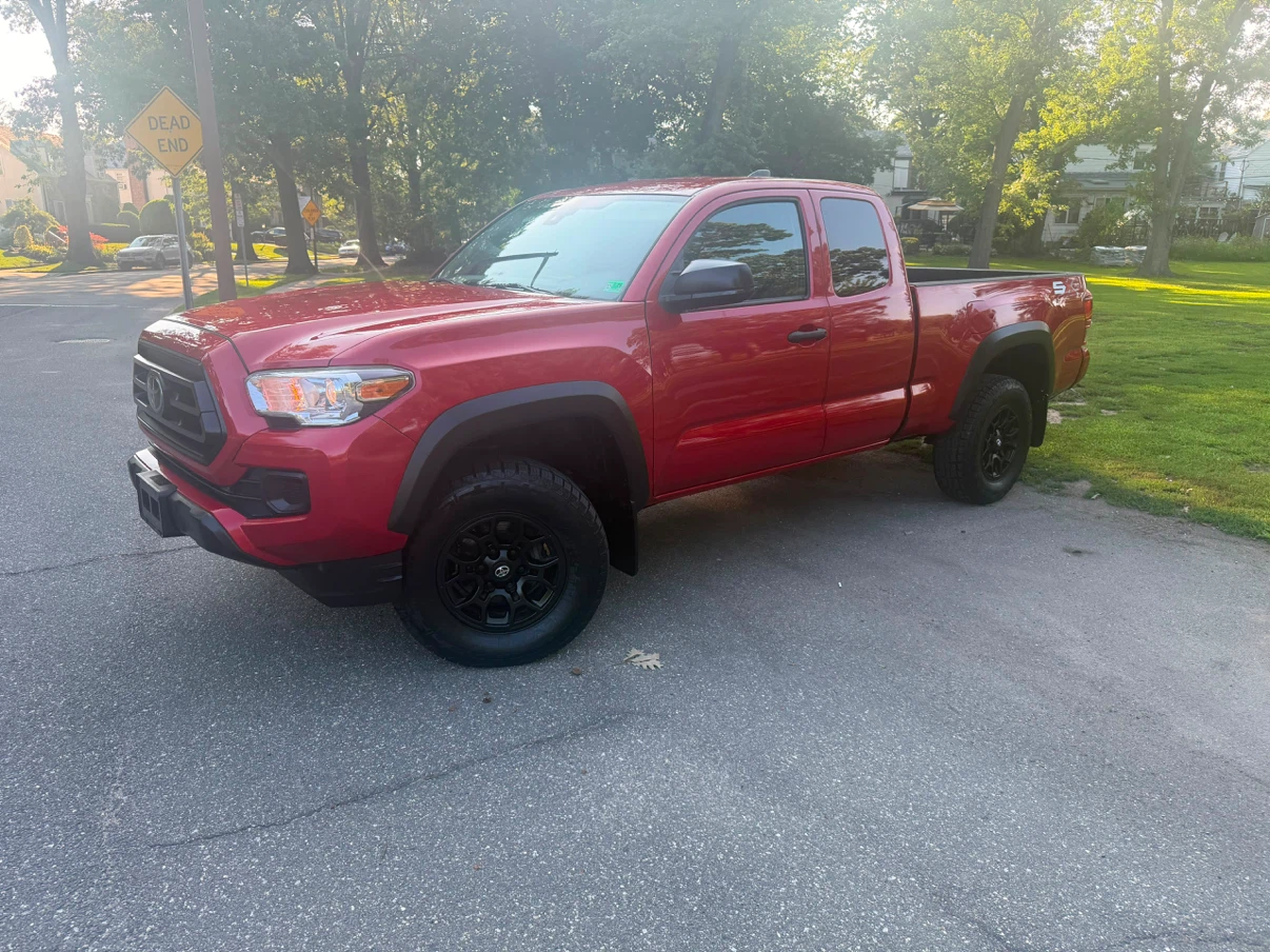 Red Toyota Tacoma SR5 2022 - photo 2