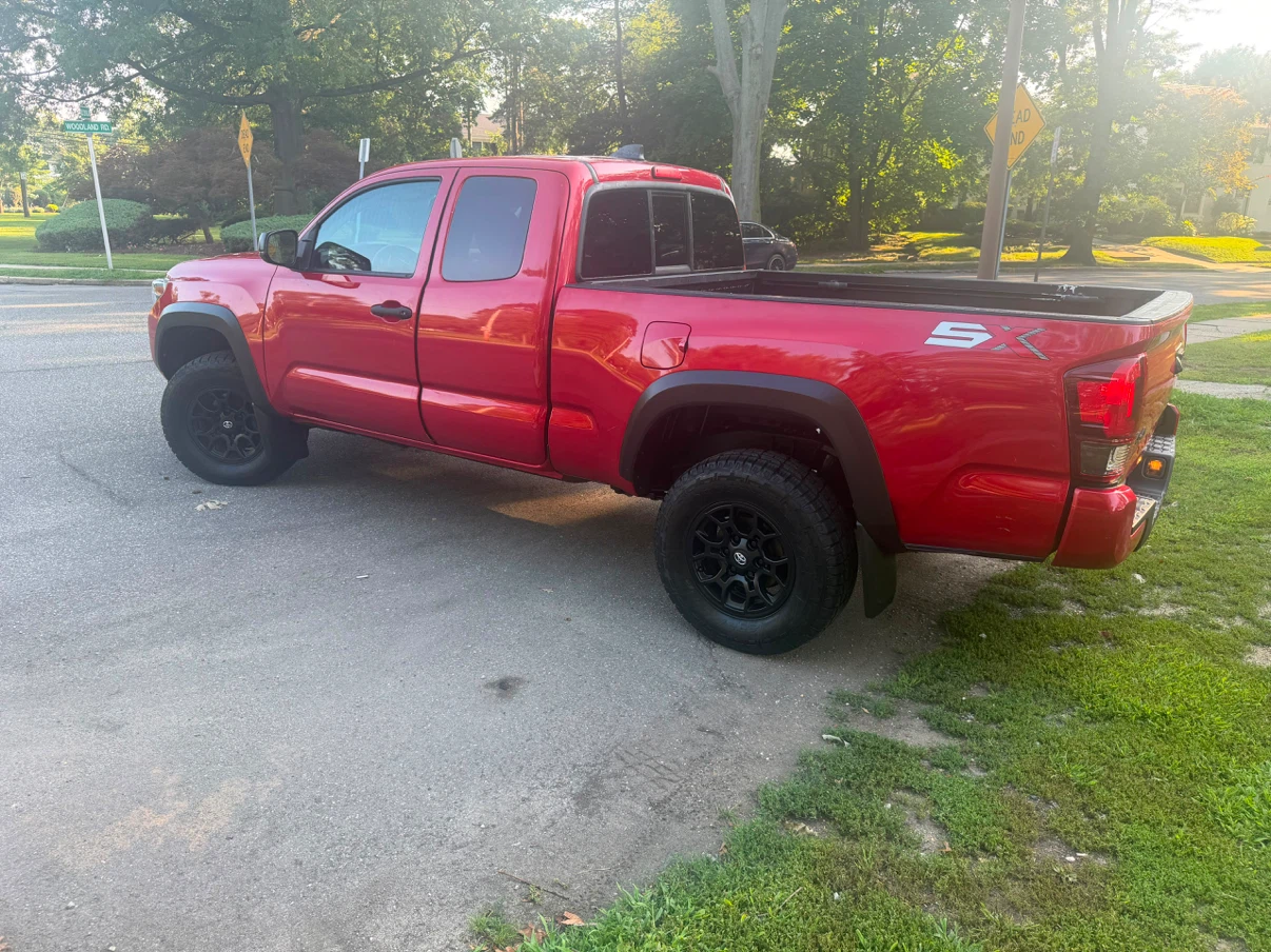 Red Toyota Tacoma SR5 2022 - photo 3
