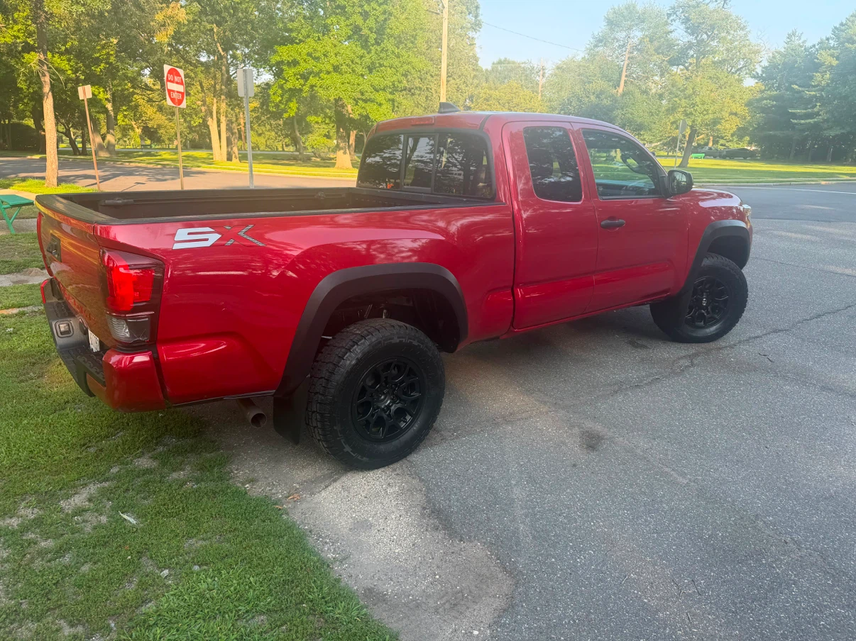 Red Toyota Tacoma SR5 2022 - photo 4