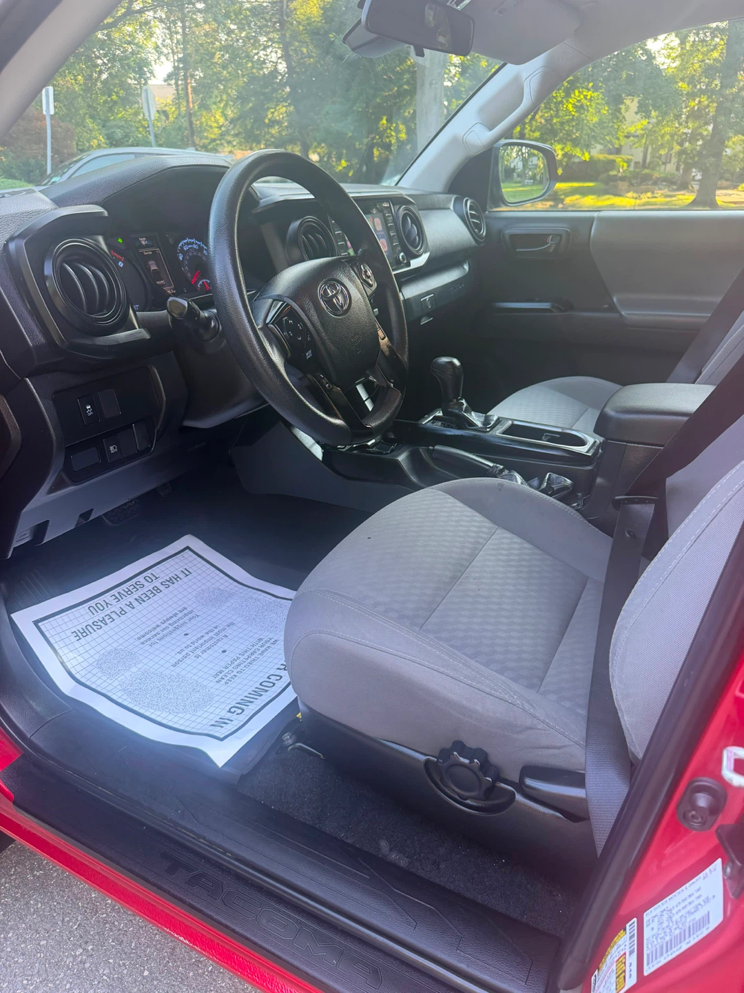 Red Toyota Tacoma SR5 2022 - photo 5