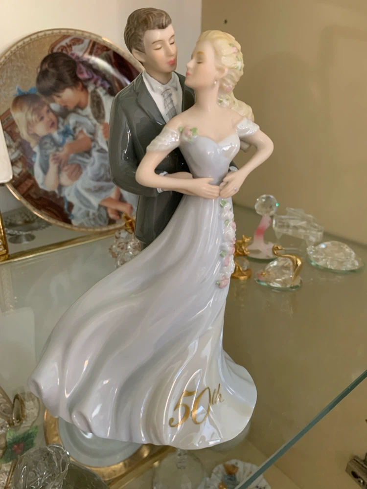 Bradford Exchange 50th Anniversary Heirloom Porcelain Figurine - photo 2