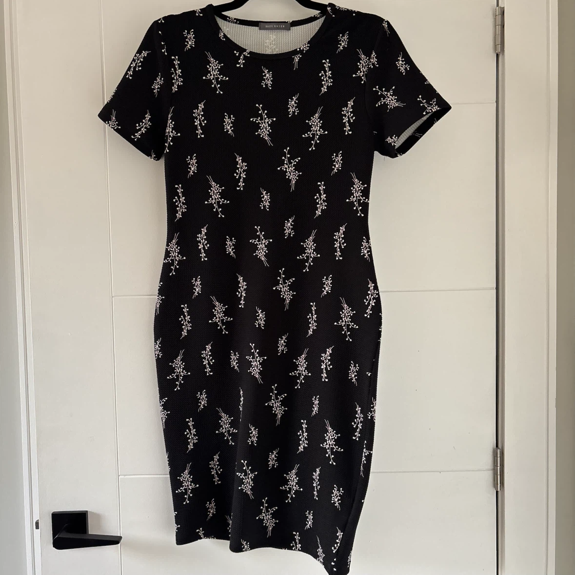 Suzy Shier Floral Dress — Size Medium