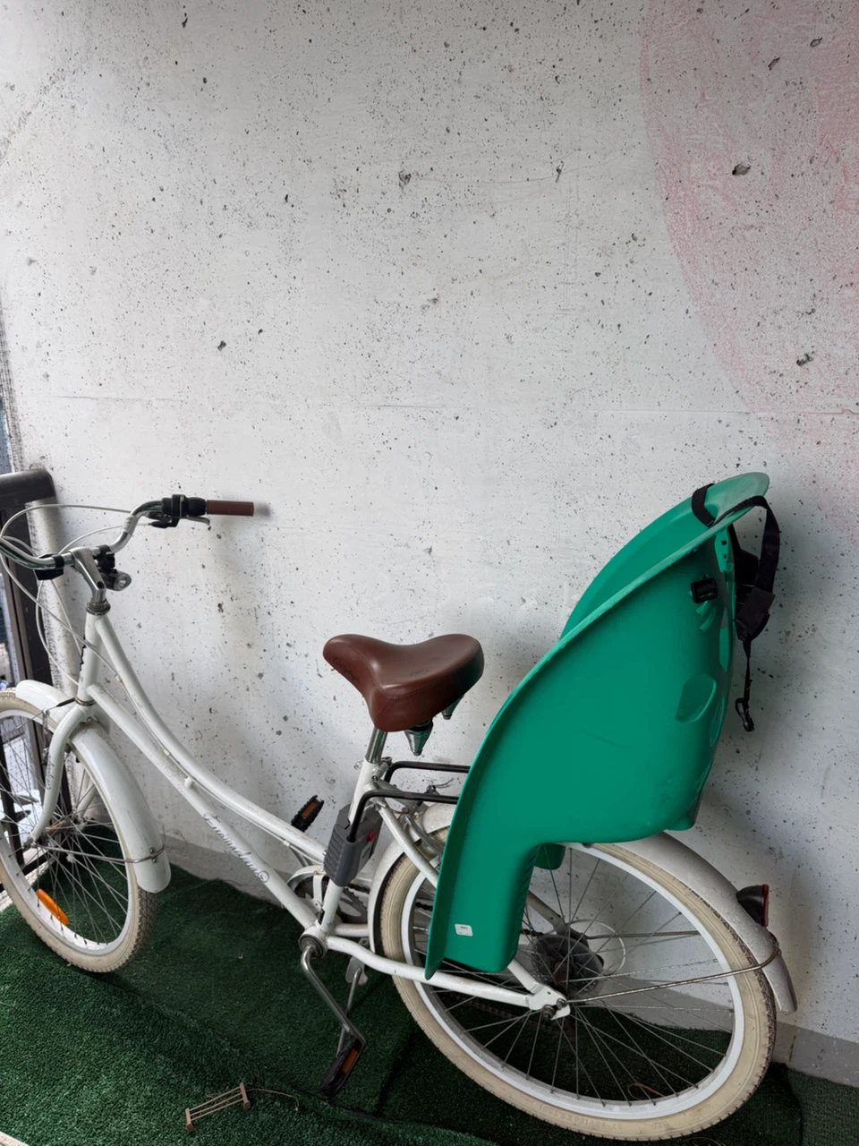 Everudaus bike with a Green Bicycle Child Seat