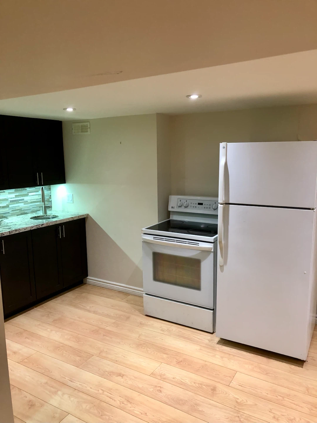 King City - Basement Apartment for Lease - photo 5