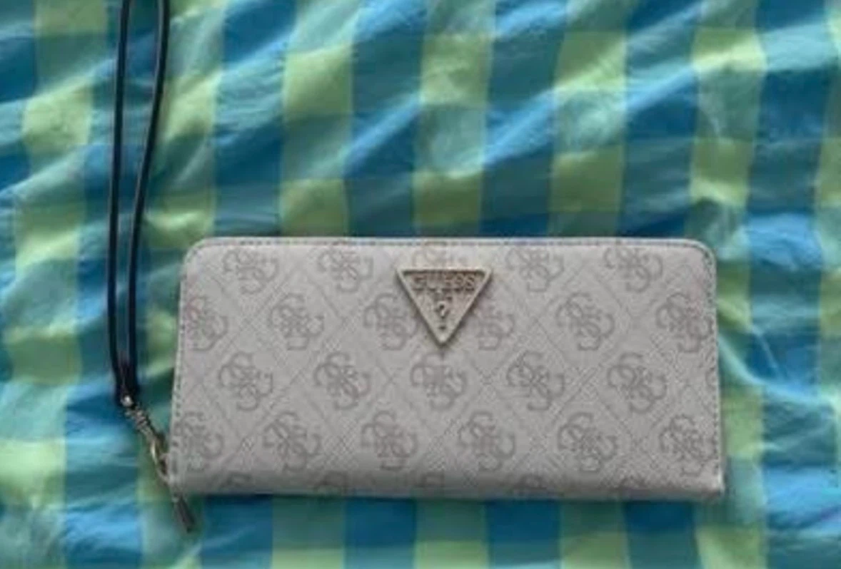 Guess wallet (New) (Authentic)