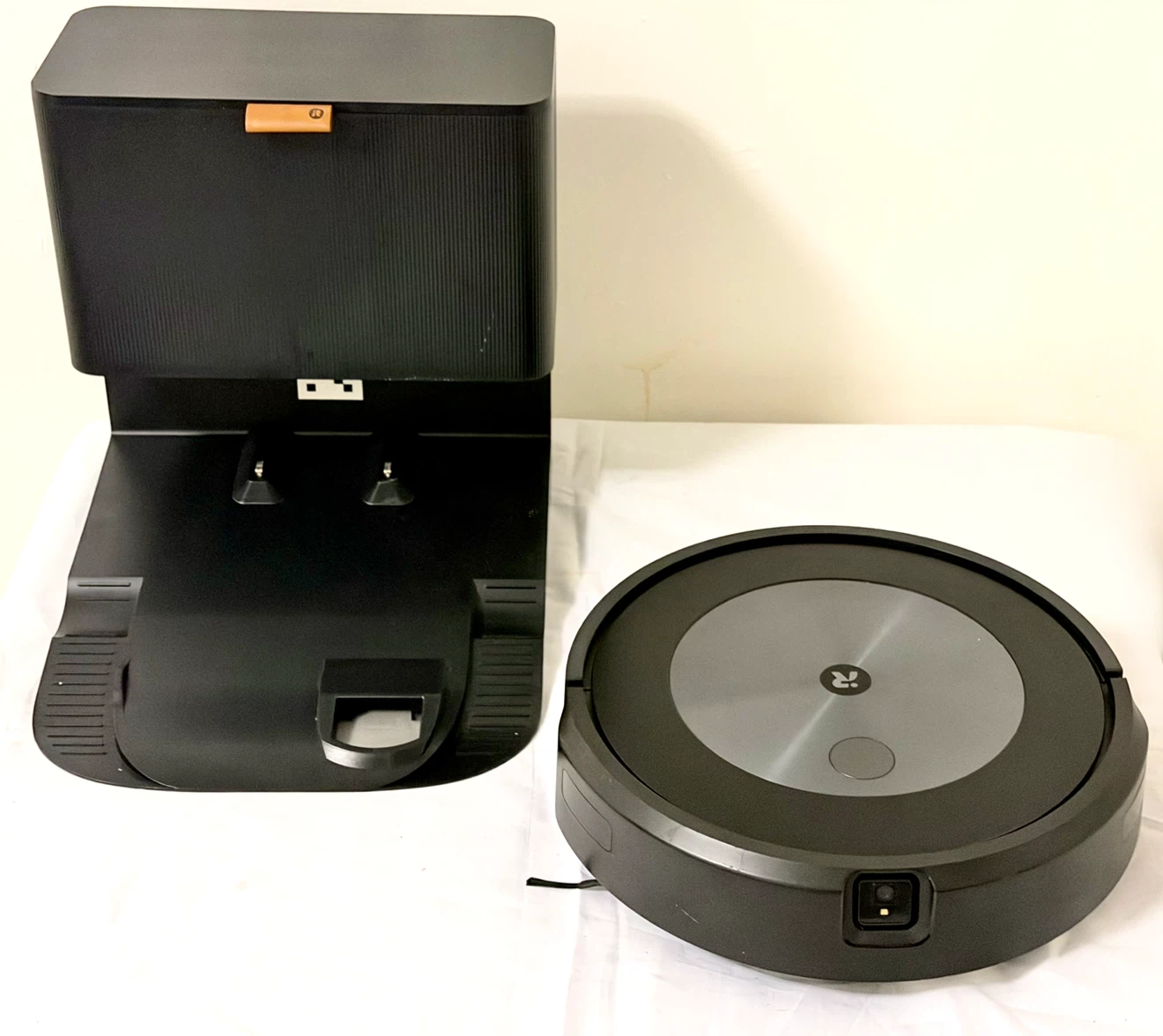 iRobot j7+ Roomba Robot Vacuum & Clean Base - photo 2