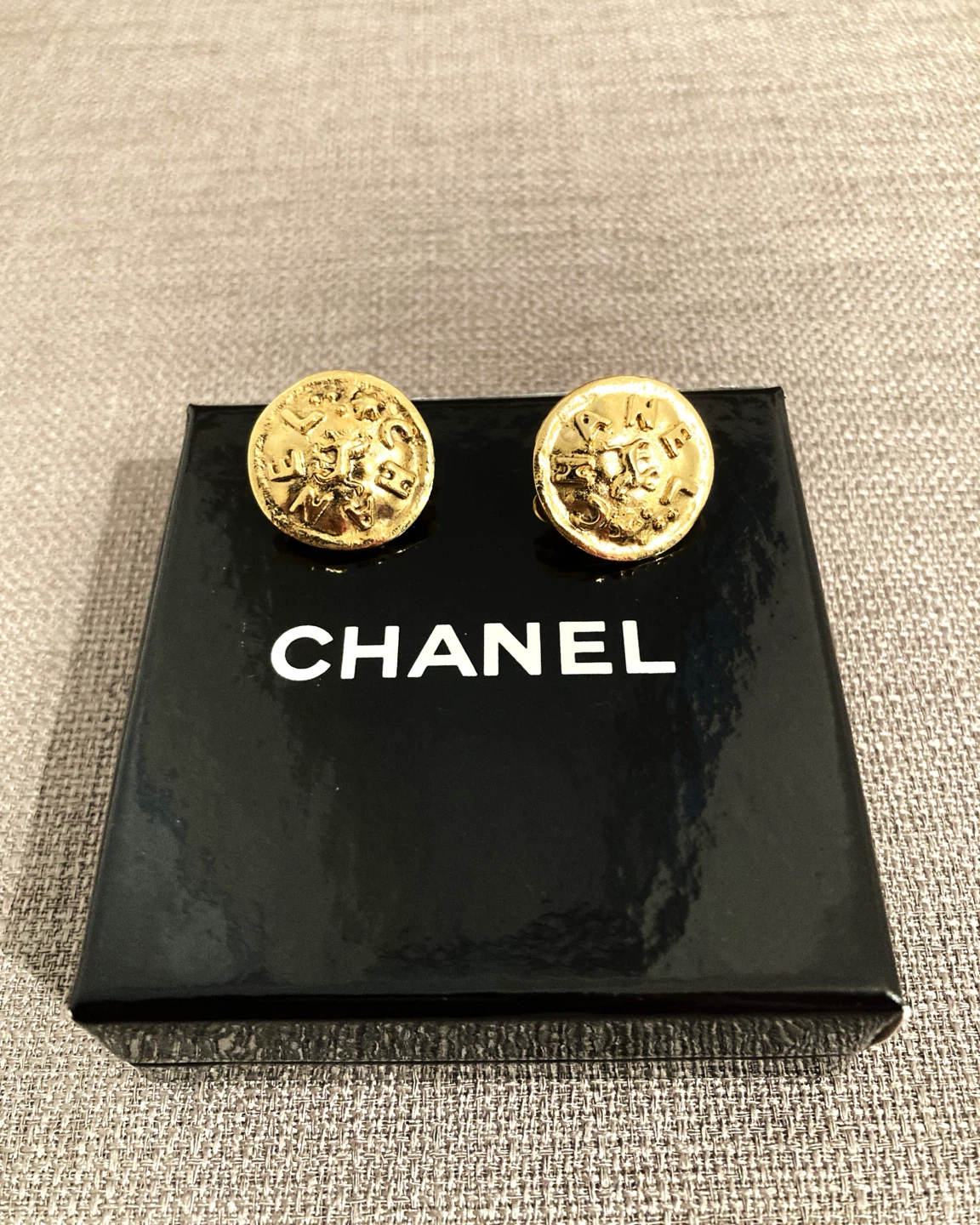 Vintage Chanel 24K Plated Gold Tone Clip On Earrings - photo 2