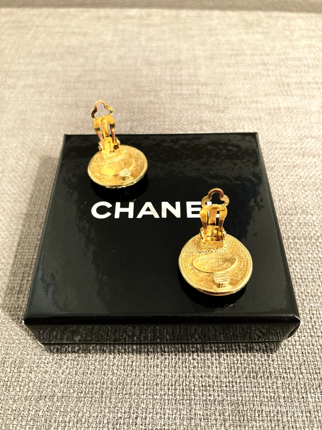 Vintage Chanel 24K Plated Gold Tone Clip On Earrings - photo 3