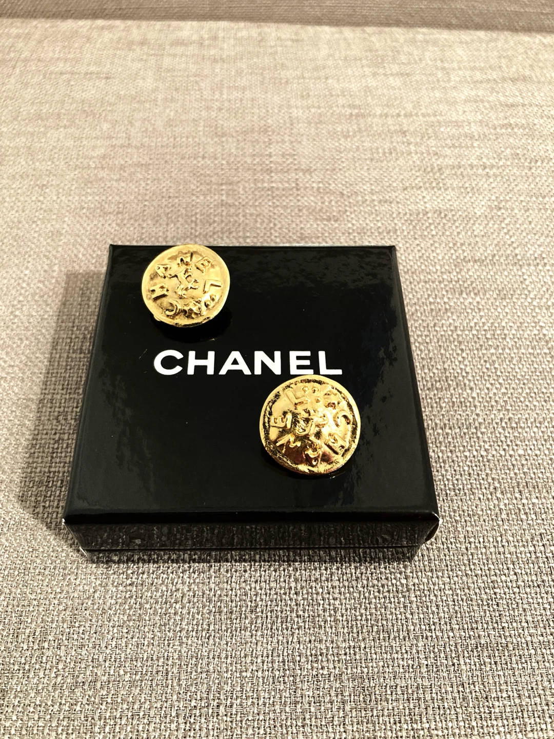 Vintage Chanel 24K Plated Gold Tone Clip On Earrings - photo 4