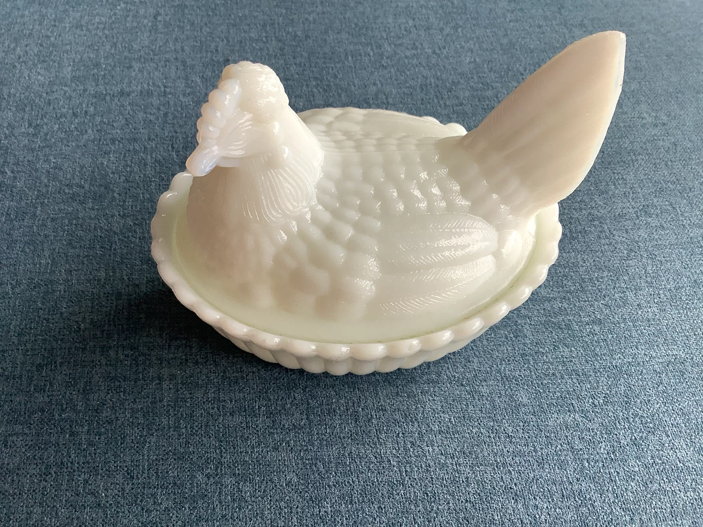 Vintage Milk Glass Hen on a Nest 🐞
