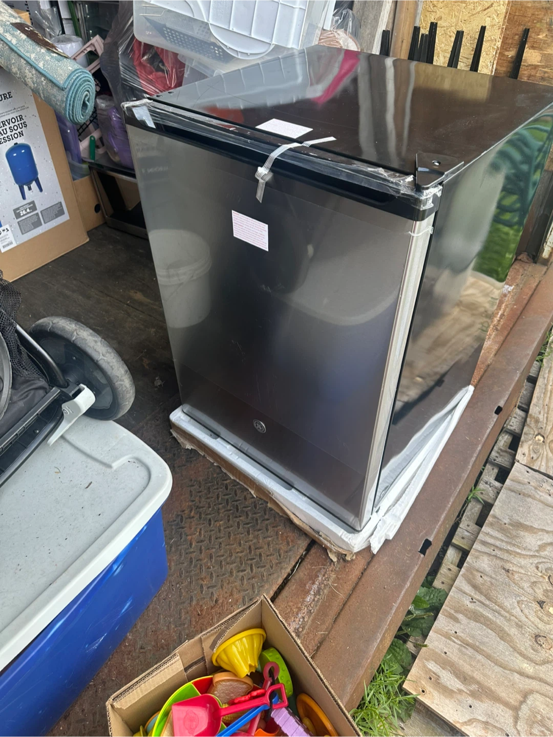 GE Appliances Compact Refrigerator 5.6 cu. ft. - photo 3