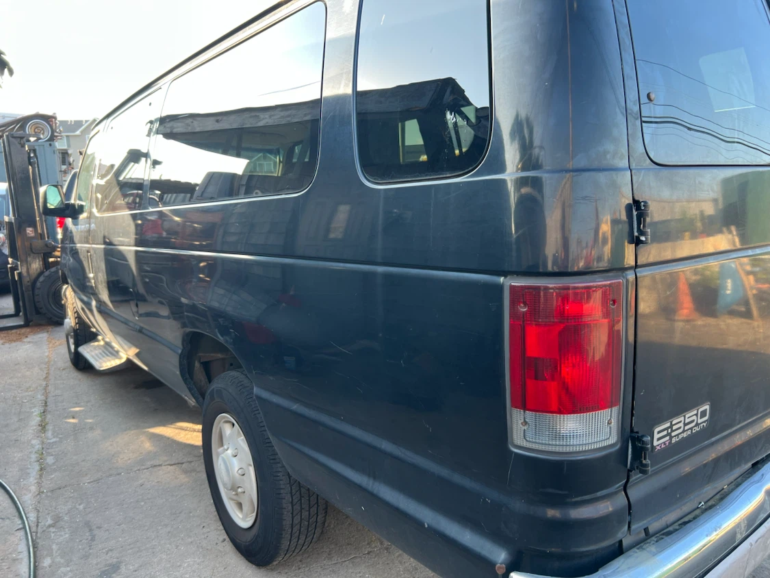 2003 Ford E-350 Super Duty Van 146k - photo 2