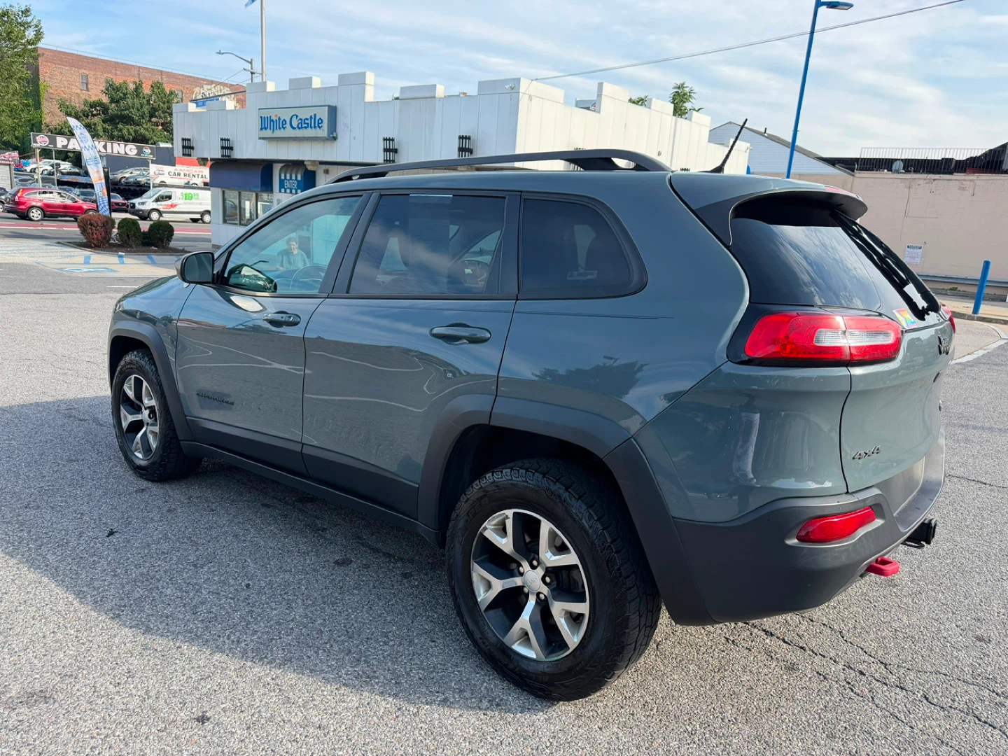 Jeep Cherokee 4x4 SUV - photo 3