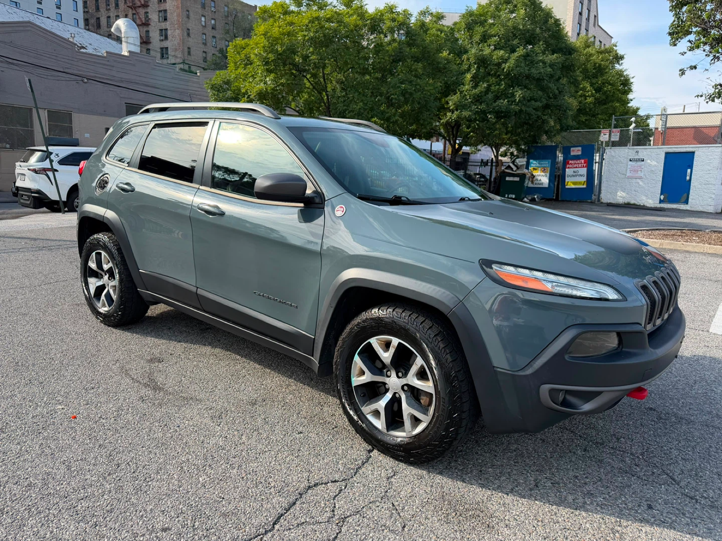 Jeep Cherokee 4x4 SUV - photo 2