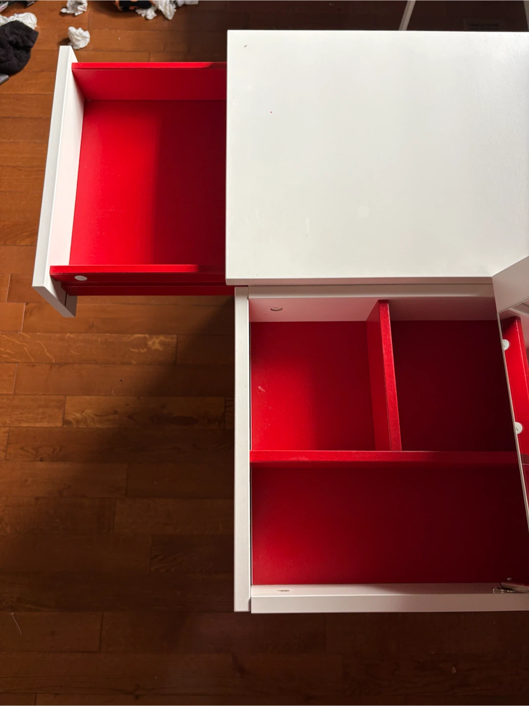 Modern Vanity with Mirror and Red Interior - Excellent Condition - photo 4