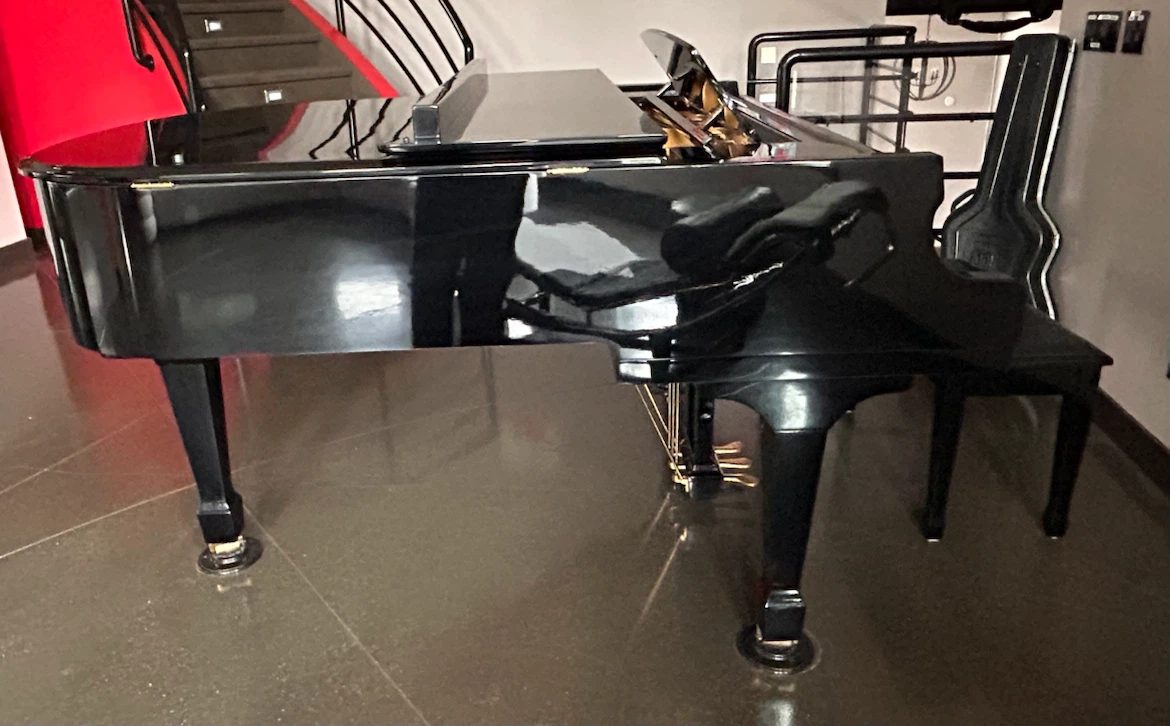 1994 Samick 5'8" Parlor Grand Piano (SG-172) - Polished Ebony - photo 2