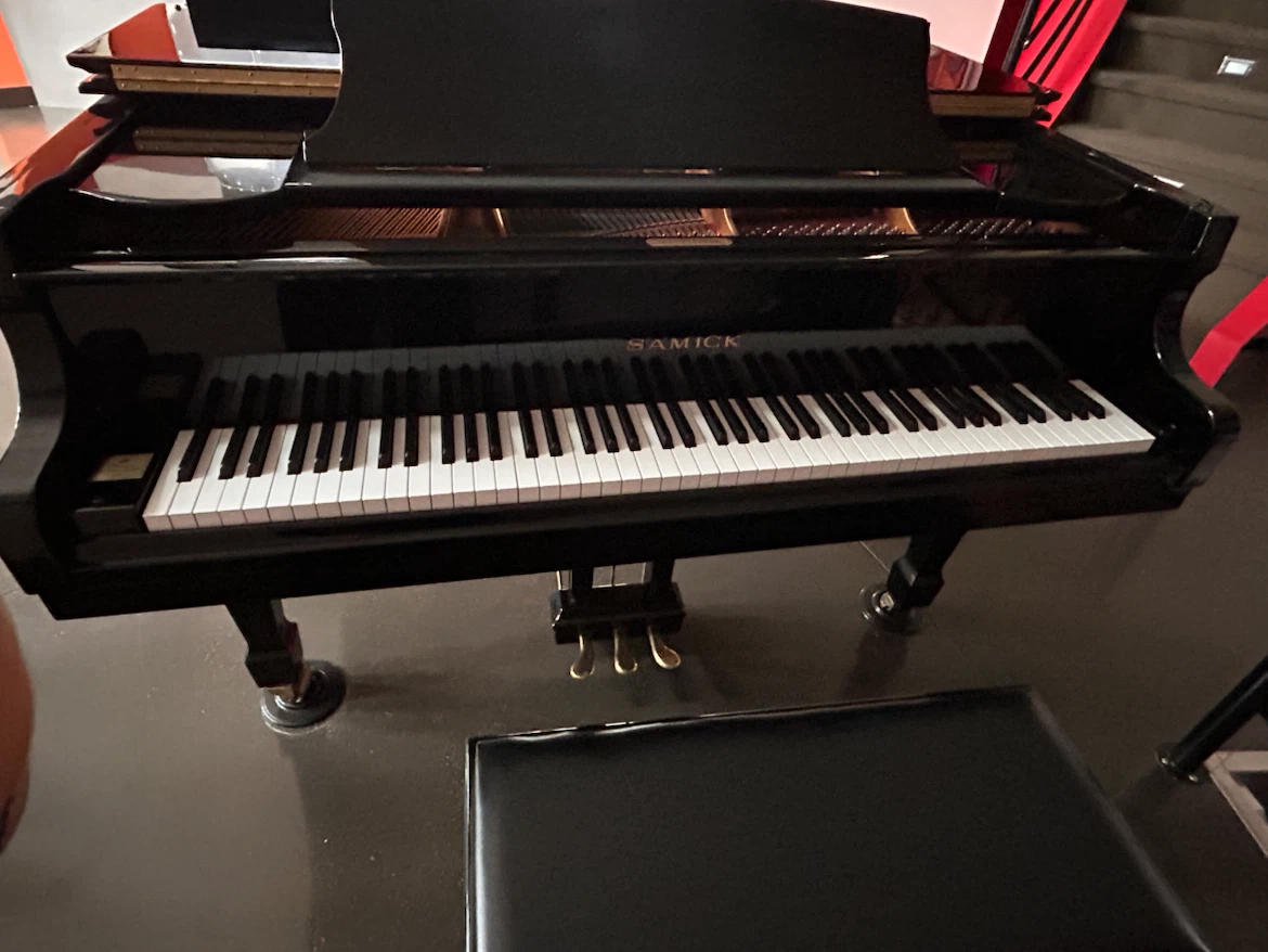 1994 Samick 5'8" Parlor Grand Piano (SG-172) - Polished Ebony - photo 5