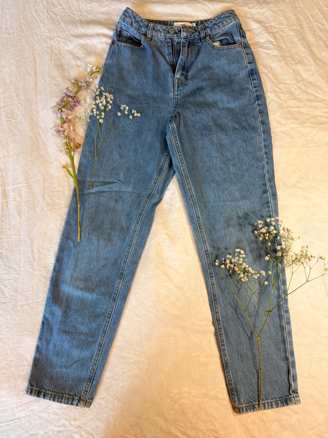 Simons Twik High-Waisted Mom Jeans – Medium Wash Blue (Size 2)