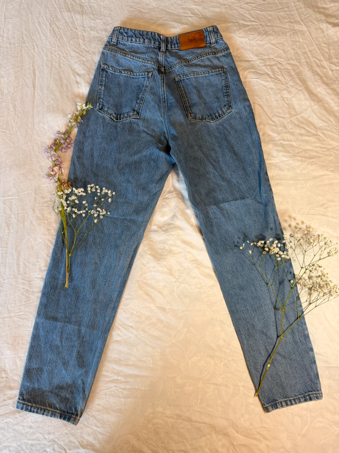Simons Twik High-Waisted Mom Jeans – Medium Wash Blue (Size 2) - photo 3