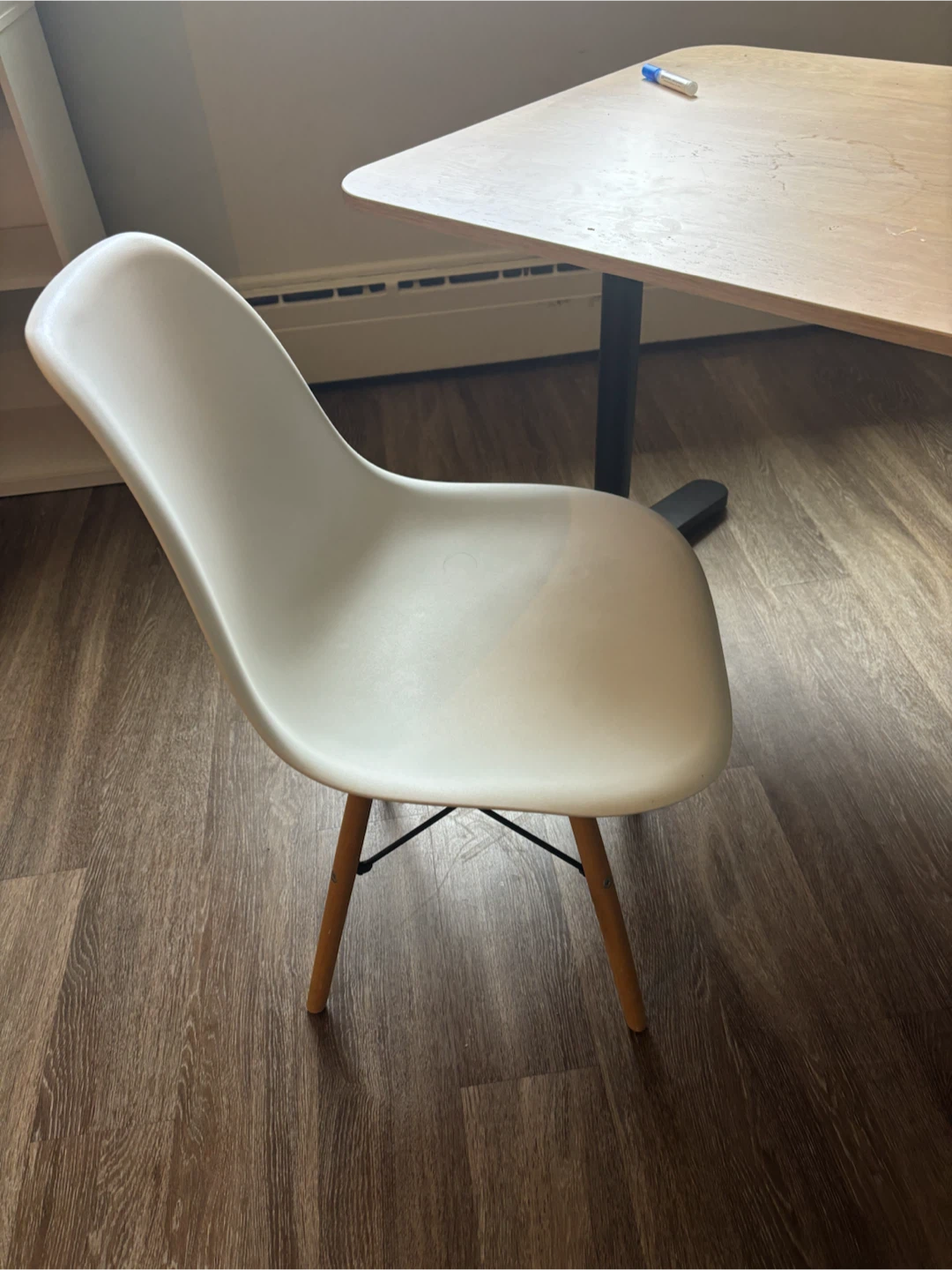 moving chair🔥: white chair