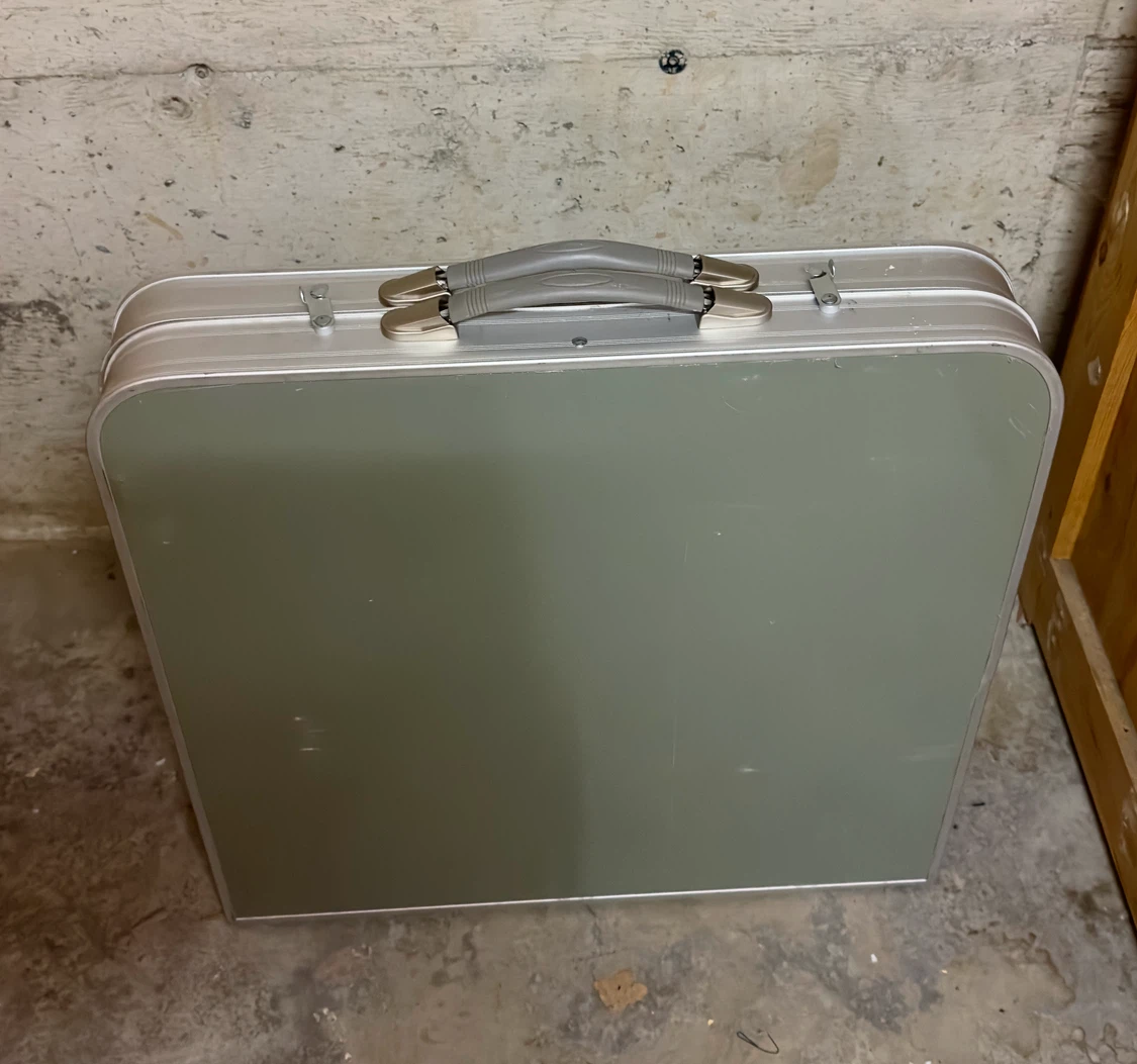 folding table and 4 stall - photo 3
